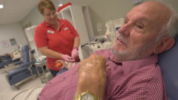 Un hombre salvó a más de 2 millones de bebés con su sangre