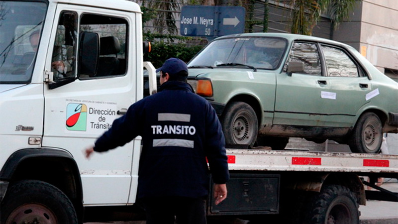 Conductor intentó atacar a un agente de tránsito con un hacha.