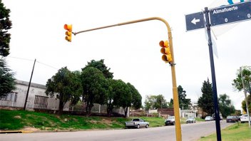 Tramo final del ensanche: Instalan semáforos en avenida Almafuerte