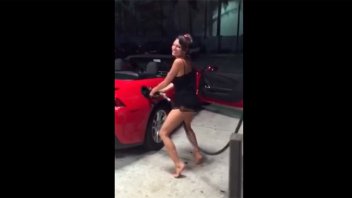 Baile hot: Vicky Xipolitakis se divierte con la manguera del surtidor