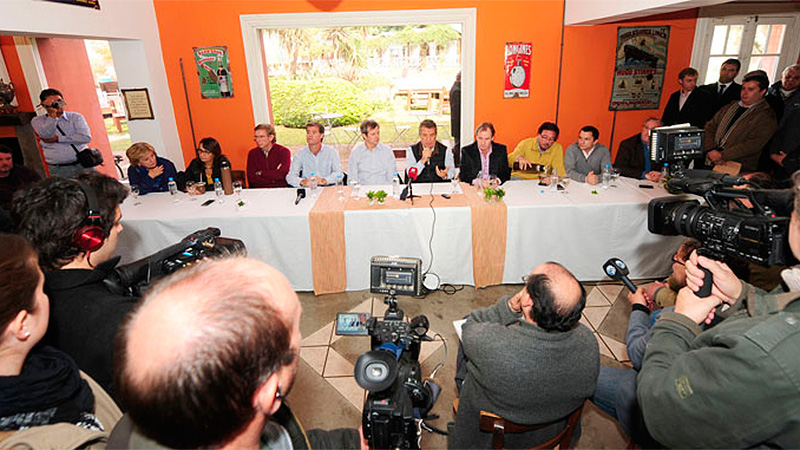 Urribarri y demás dirigentes en Gualeguaychú