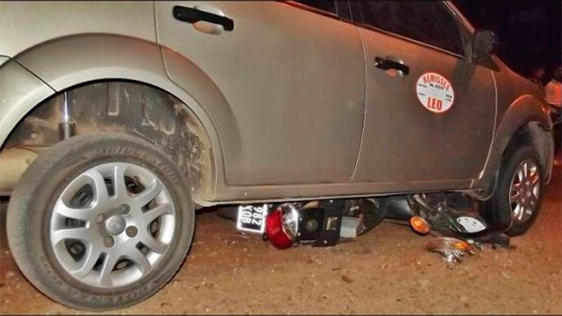 Moto en la que iban dos jóvenes quedó destruida debajo de un auto