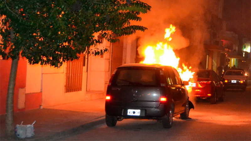 El fuego consumió gran parte de un vehículo