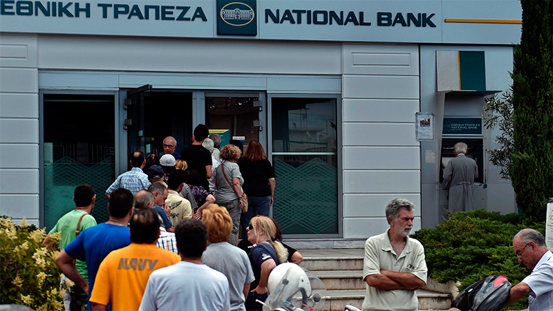 Los griegos buscan retirar su dinero de los bancos.