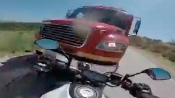 Motociclista filmó cuando chocaba de frente contra un camión