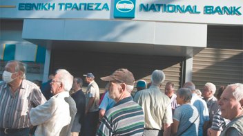 Los jubilados griegos son los más afectados por el corralito bancario