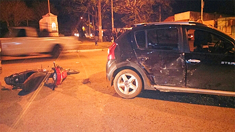 La camioneta Stepway hizo un giro de 180º y terminó golpeando una moto.