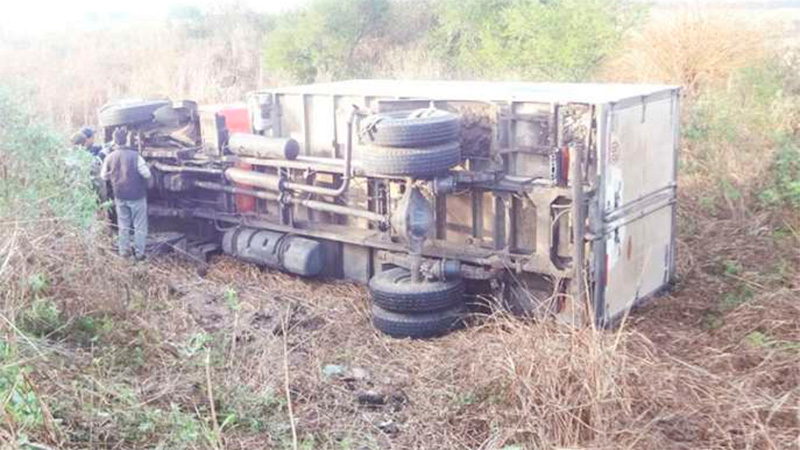 Un camión se fue a la banquina y volcó