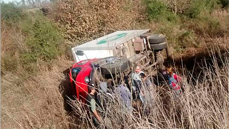 Un camión se fue a la banquina y volcó