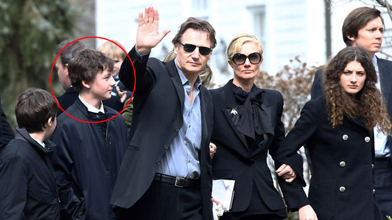 Michaél Neeson (círculo rojo), en el funeral por su madre, en 2009.