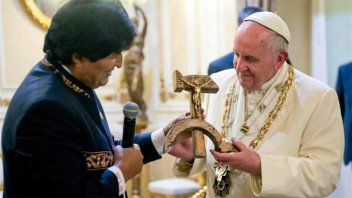Evo Morales argumentó los motivos del regalo que le hizo al Papa