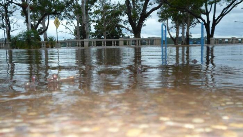 Para paliar la creciente, bajan el nivel del lago en Concordia