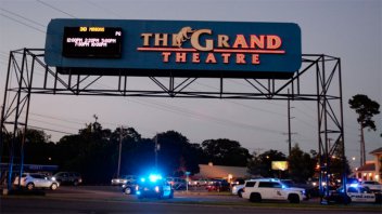 Un hombre disparó contra espectadores en cine de EEUU y mató a dos personas