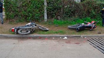 Joven y dos niños iban en una moto: Chocaron y hubo dos lesionados graves