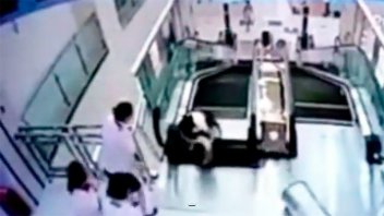 Impactante video: Salvó a su hijo antes de morir atrapada por escalera mecánica