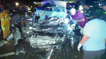 Cinco personas murieron al chocar un colectivo y un auto en Salta