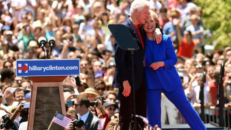 El matrimonio Clinton durante un acto de campaña de Hillary.
