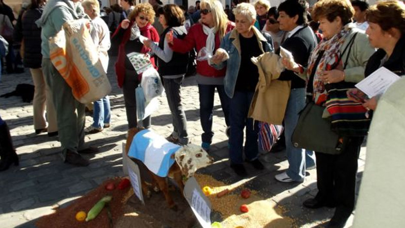 En 2013, habían regalado bolsas de papas, zanahorias, pan y trigo en Córdoba.