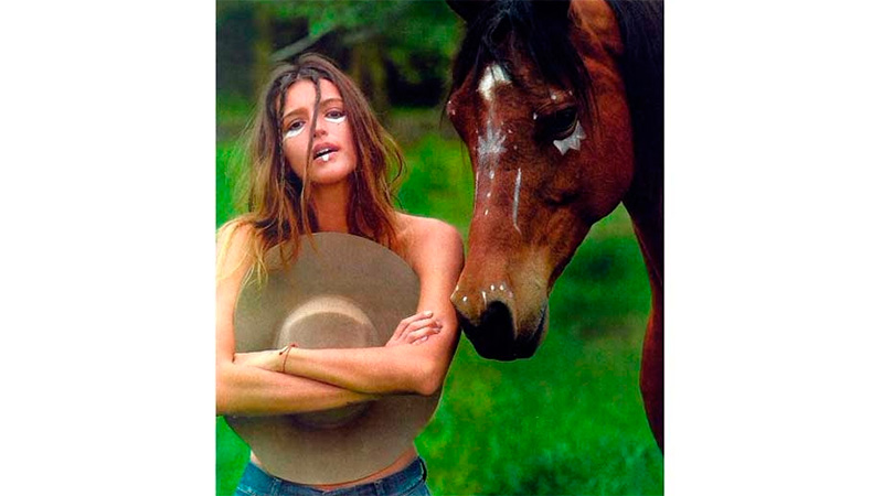 Calu Rivero y un caballo maquillado