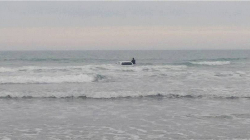 Camioneta en el mar de Necochea (foto: Cuatro Vientos).-