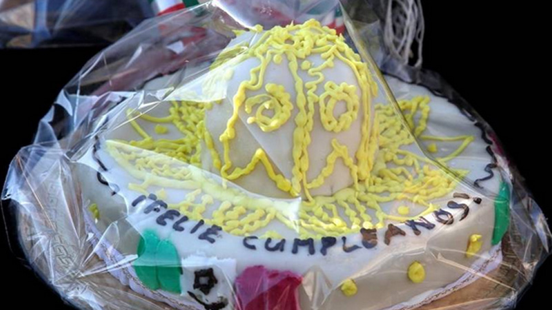 Una periodista mexicana regaló al Papa una torta con forma de sombrero.