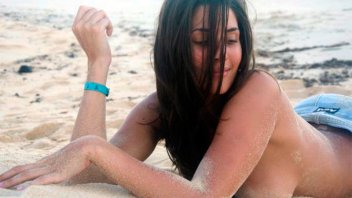 Morocha sube la apuesta: Topless en la arena y más