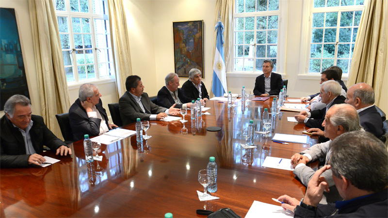 Macri cuando se reunió con integrantes de la CGT en abril.