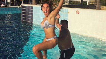 Maradona se divierte con su novia en el Caribe