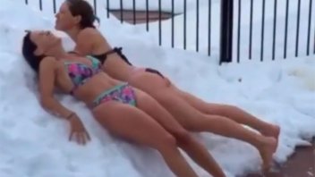 Diosa argentina derrite la nieve en bikini: Mirá el video