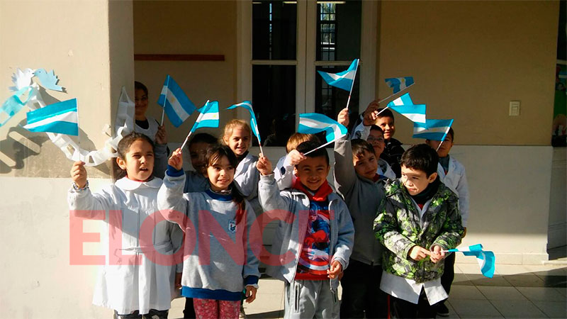 Alumnos juraron lealtad a la Bandera en sentidos actos de homenaje ...