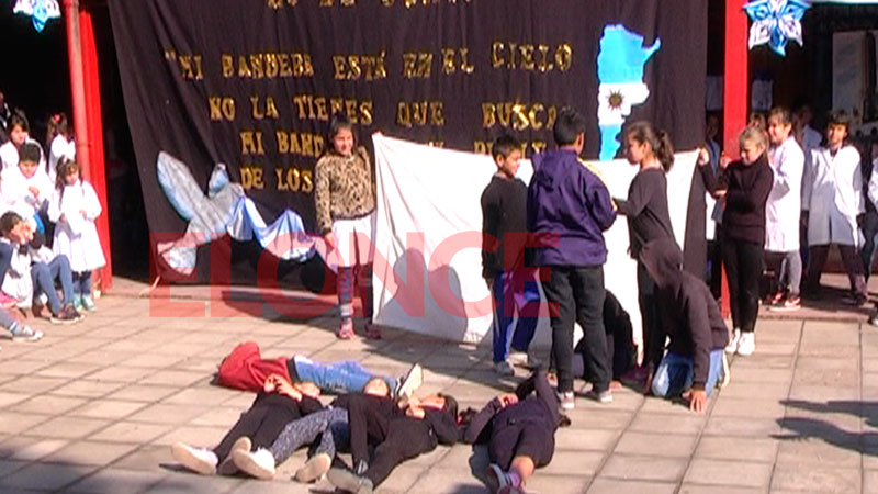 Alumnos juraron lealtad a la Bandera en sentidos actos de homenaje ...