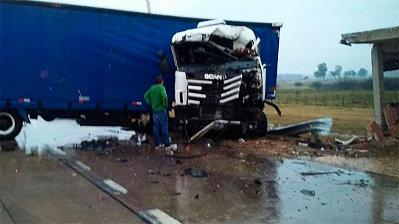 Camión destruyó una garita tras violento despiste en el acceso a Federación