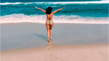 Morocha disfruta de las playas brasileñas y luce su lomazo