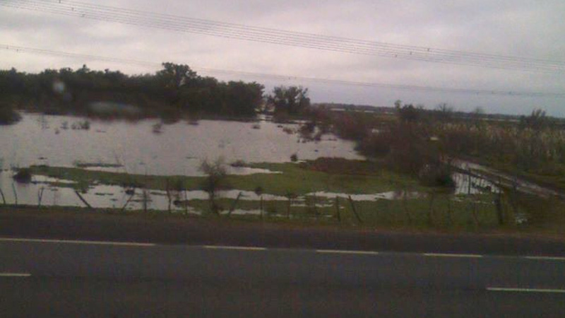 Todavía hay agua al costado de la ruta.