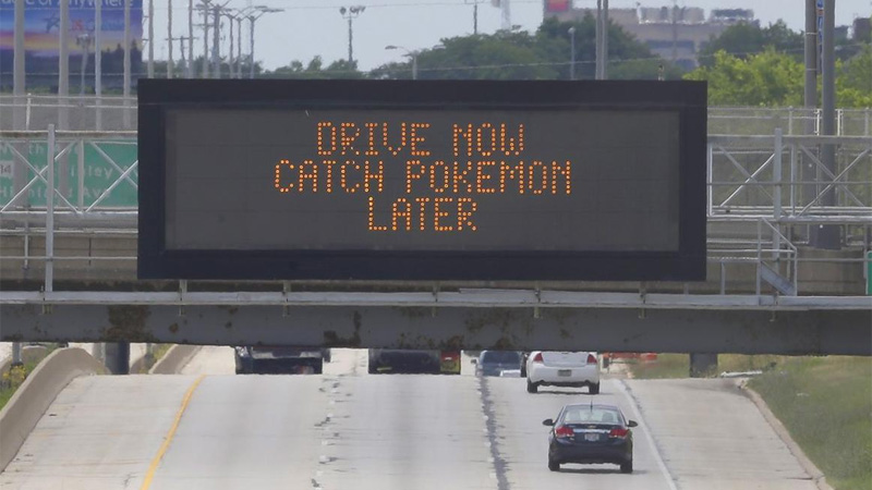 "Conduce ahora, atrapa pokemon luego", advierte el cartel