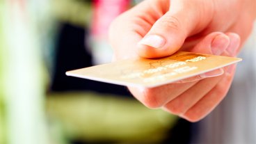Deberán devolver una comisión cobrada por años a usuarios de tarjetas de crédito