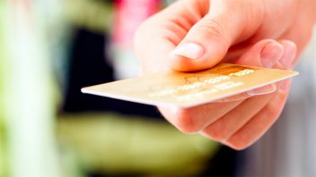 Deberán devolver una comisión cobrada por años a usuarios de tarjetas de crédito