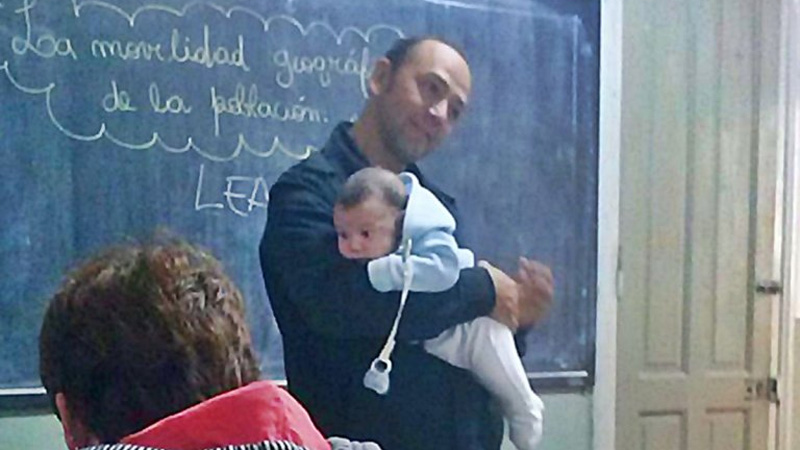 El profesor Armoa fotografiado cuando paseaba al bebé.