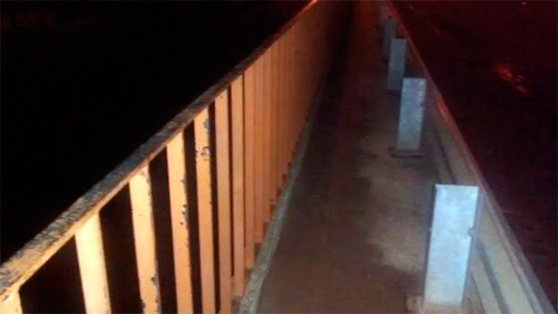 Un niño cayó al vacío desde un puente