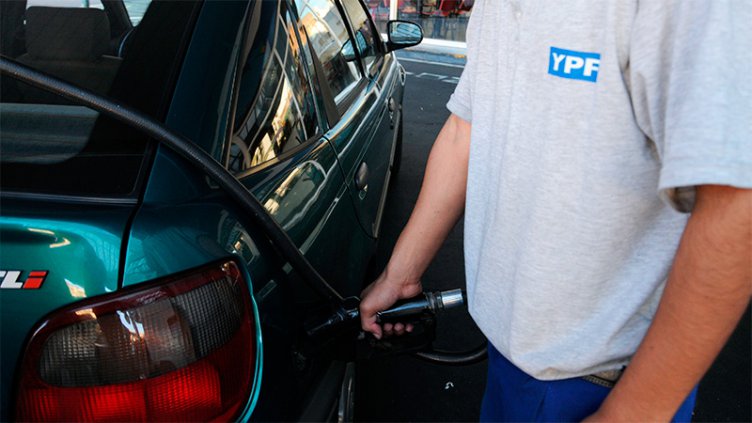 El Gobierno pone fin a acuerdo con petroleras y libera el precio de naftas