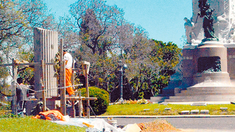 Se levanta una columna mas&oacute;nica