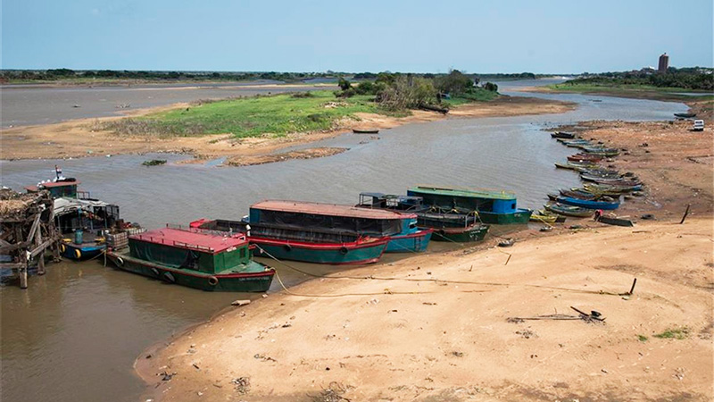 A pocos kil&oacute;metros de Asunci&oacute;n las "chatas" esperan su carga de marihuana.