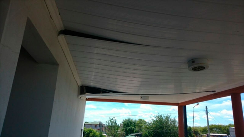 Escuela suspendió dictado de clases por peligro de derrumbe del techo