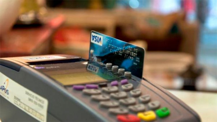 Los bancos cortan la tarjeta a quienes no pagan a tiempo el mínimo