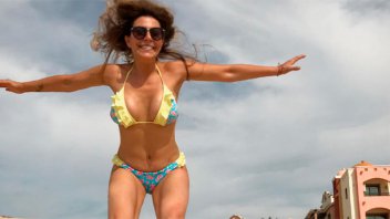 Diosa a los 40 y pico: Actriz argentina lució sus curvas en la playa