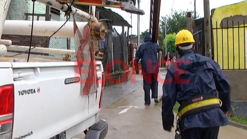 Trabajan para solucionar inconvenientes en el servicio eléctrico por la tormenta