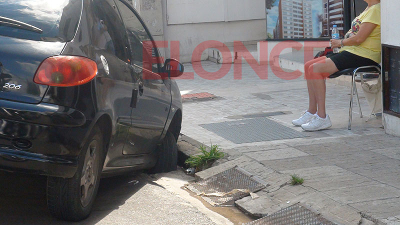 Conductora perdió el control de su auto y lo incrustó en un pozo ...