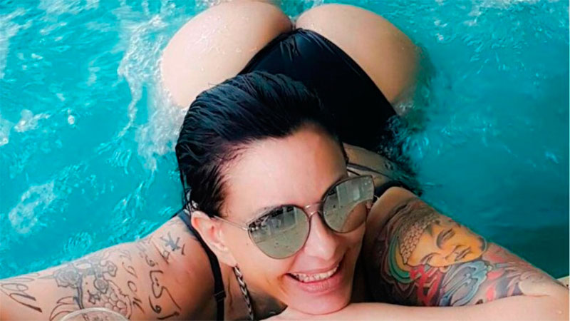 El chapuzón &quot;hot&quot; de Daniela Cardone para mitigar el calor