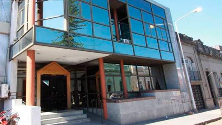 Abogados y escribanos en contra de la obligación de cobrar con tarjetas