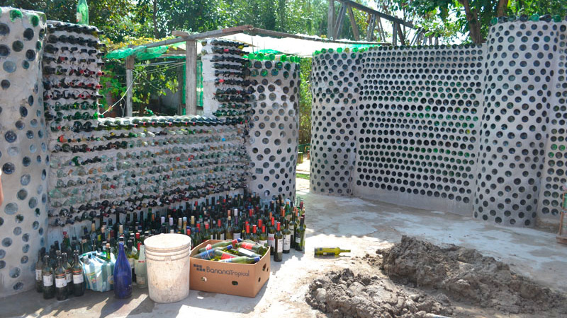 Una familia construye parte de su vivienda con botellas de vidrio